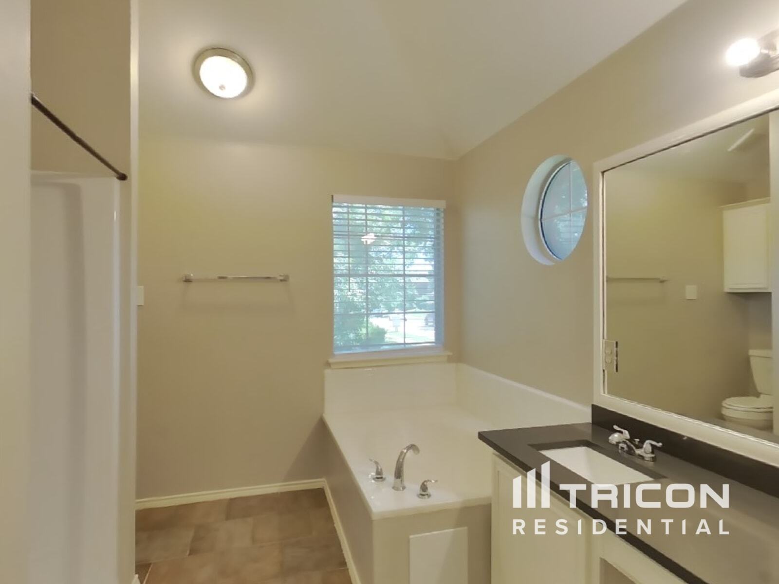 Building Photo - 834 San Jacinto Dr