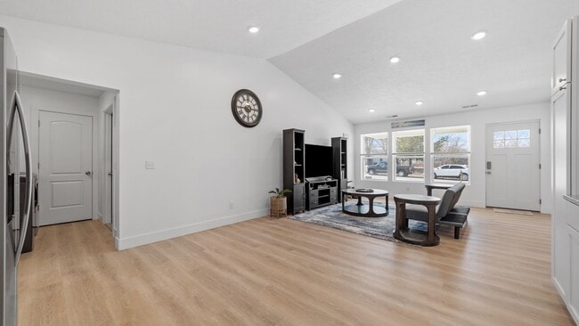 Building Photo - Introducing a charming 2-bedroom, 1-bathro...