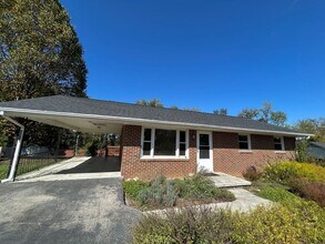 Building Photo - Charming Christiansburg home.