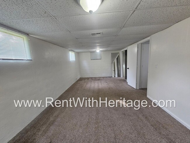 Building Photo - Amazing 4 Bedroom/ 2 Bath Home / Bonus Roo...