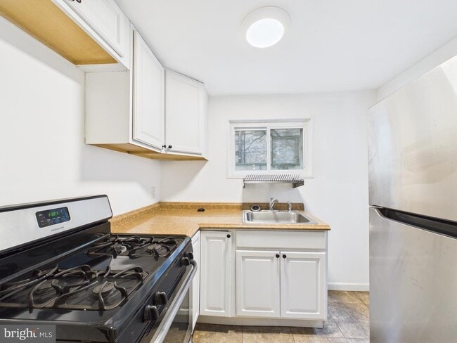 Building Photo - 1825 Carlton St