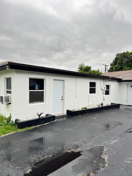 Building Photo - 414 N 60th Way