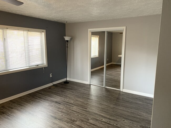 Building Photo - 8398 Oakwood Rd