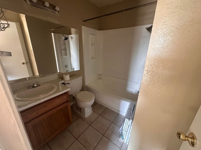 Building Photo - Spacious 2 story townhouse with fenced yard!