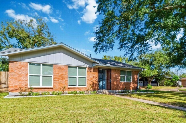 Building Photo - 3923 Hickok Ln