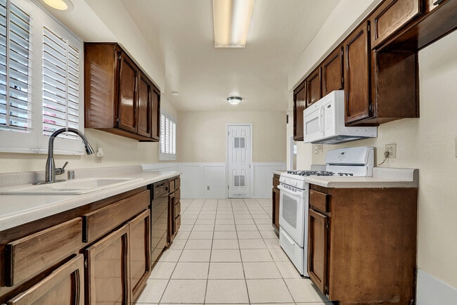 Building Photo - Cielo Vista 3 Bedroom 2 Bath