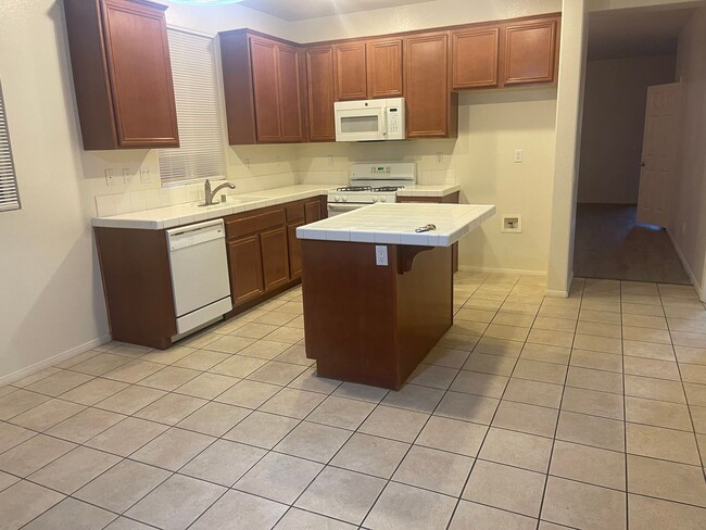 Building Photo - Hesperia- 3 Bedrooms, 2 bathrooms, New pai...