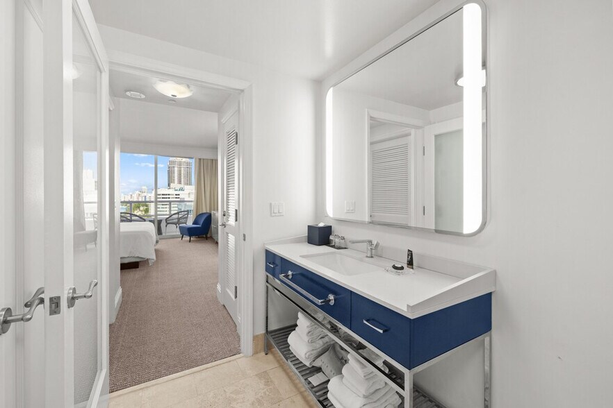 Building Photo - 4391 Collins Ave