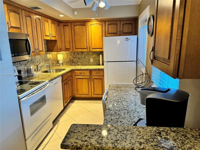 Building Photo - 3300 N Palm Aire Dr