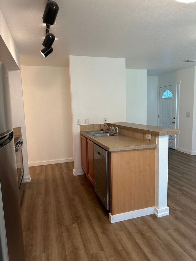 Building Photo - Cute 3 bedroom, 2 bath townhome with Community Pool in Boise