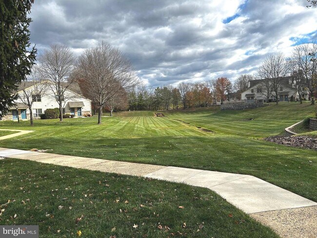 Building Photo - 1410 Stratford Ct