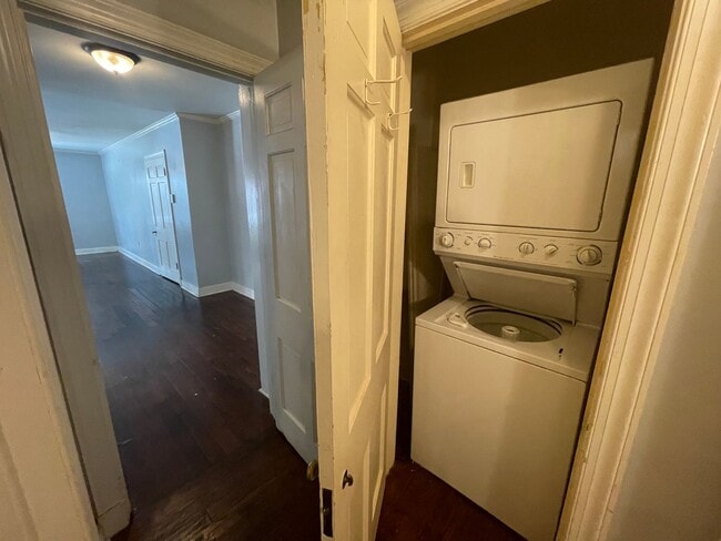 Building Photo - 1 bedroom duplex with washer and dryer