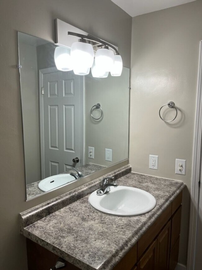 Building Photo - Charming 2 bedroom/1 bathroom apartment ne...