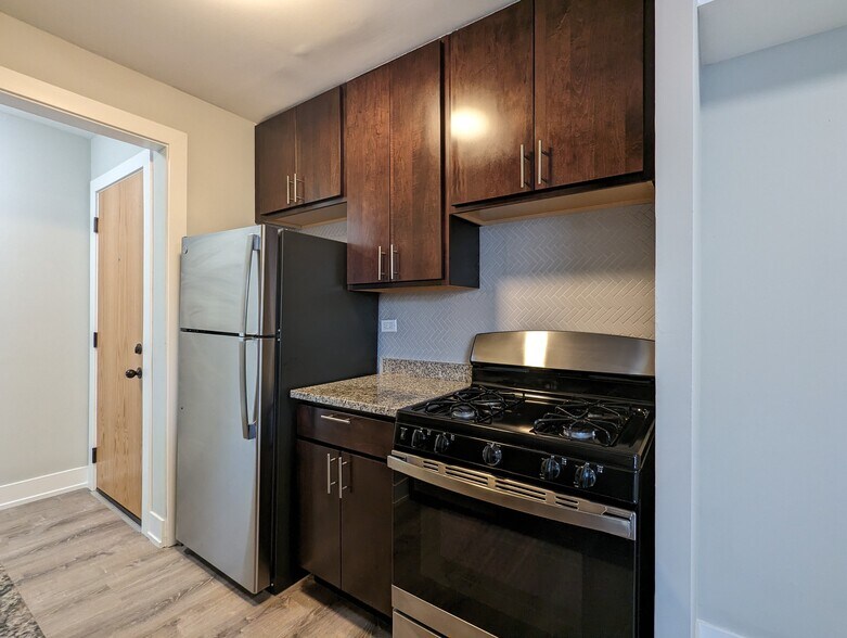 Building Photo - 542 W Surf St