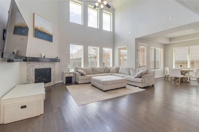 Building Photo - 3010 Flora Manor Dr