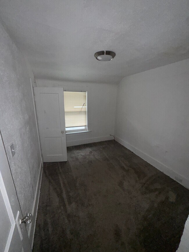 Building Photo - 2127 Elliott Ave