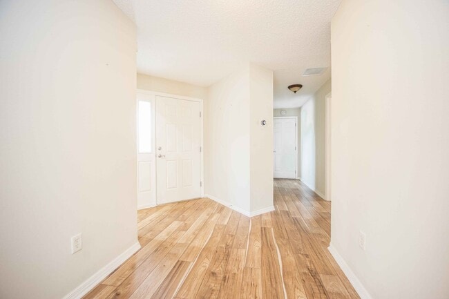 Building Photo - 3BR/2BA Courtyard Villa in The Village of ...