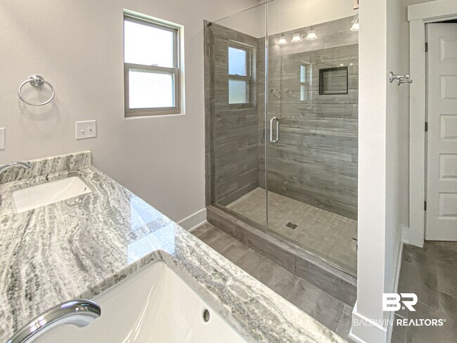 Building Photo - 10078 Lakeview Dr