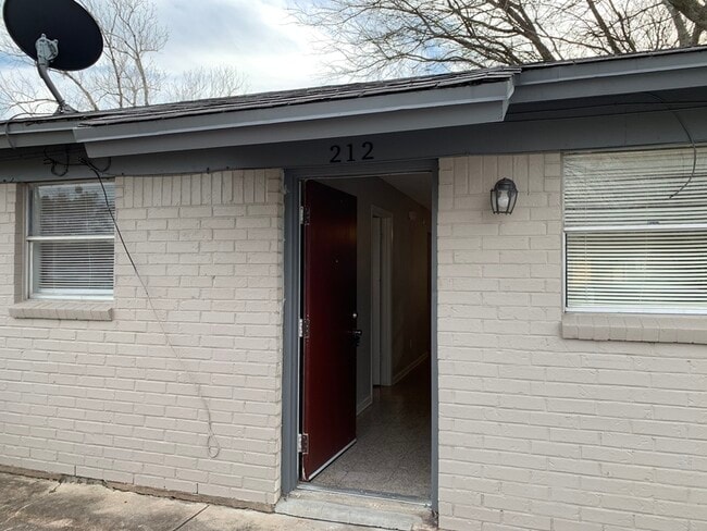 Building Photo - 214 E Reagan Ave