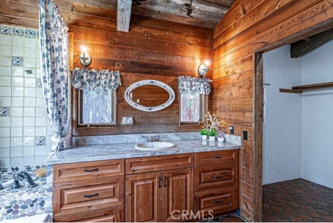 Building Photo - Escape to Your Own Private Retreat Among the Oaks