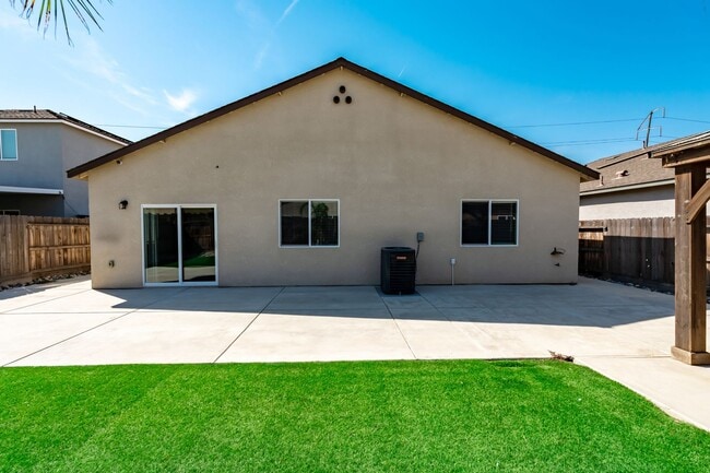 Building Photo - Modern, solar-ready, 3 bed / 2 bath House ...