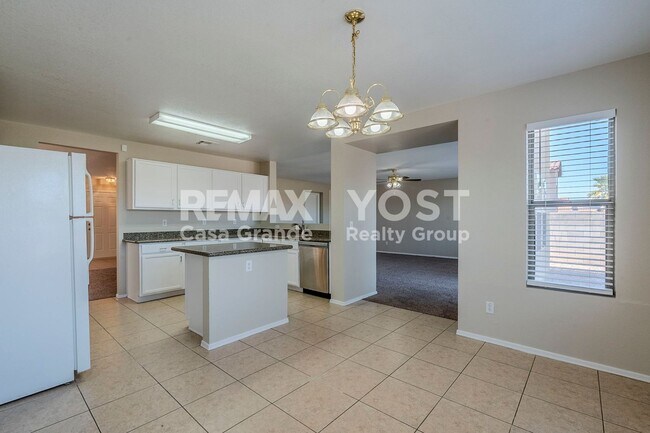 Building Photo - Spacious Living in SK Ranch!