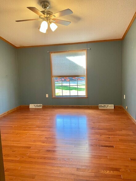 Building Photo - 163 Warren Hill Rd