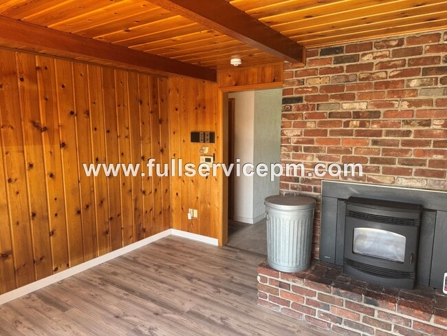 Building Photo - Charming house in downtown Snohomish