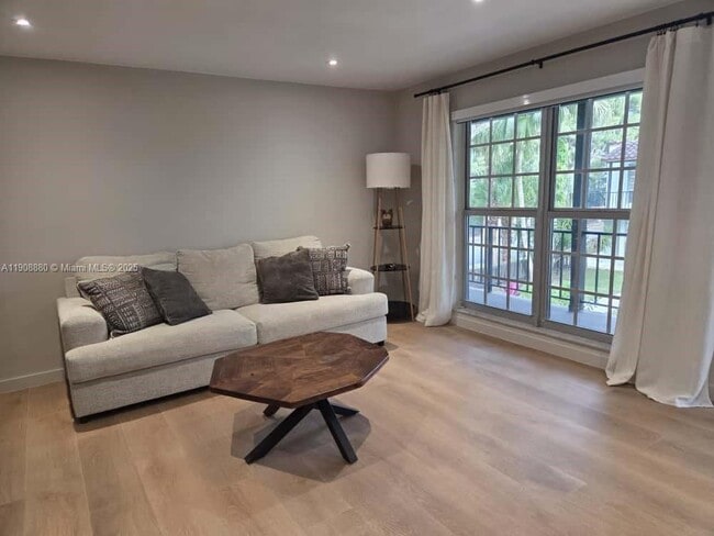 Building Photo - 10824 N Kendall Dr