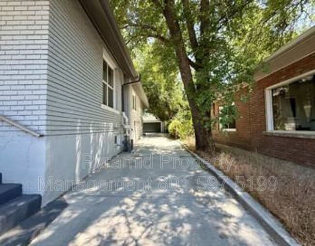 Building Photo - 652 E Roosevelt Ave