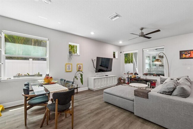 Building Photo - 213 S Albany Ave