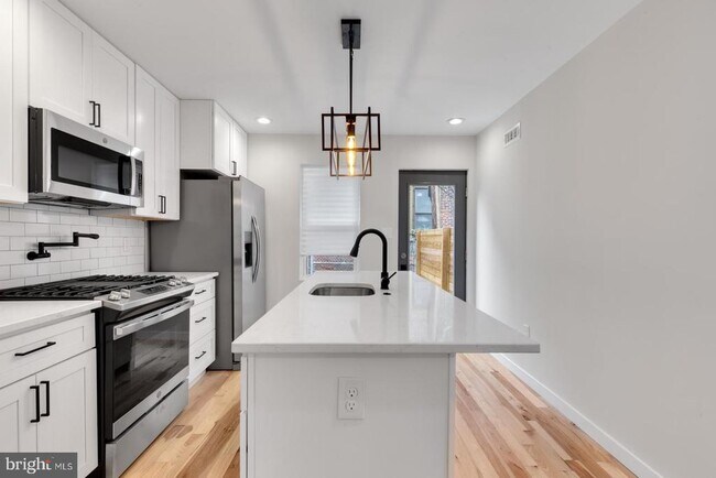 Building Photo - 2039 E Letterly St