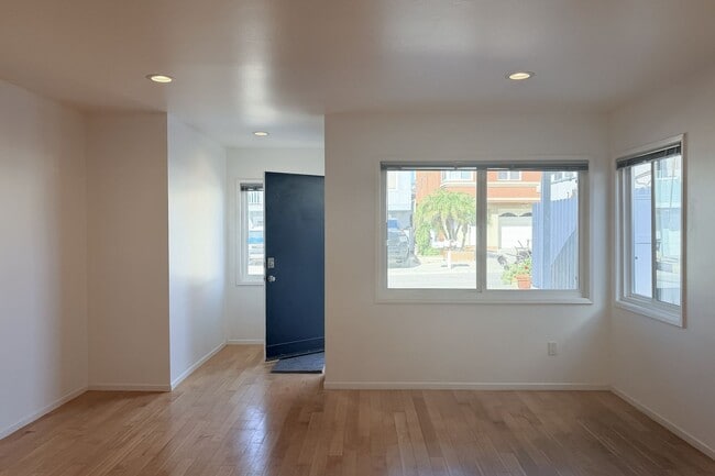 Building Photo - 3 bedrooms & 2 bathrooms |Duplex | Oxnard | Silverstrand Beach| Unfurnished