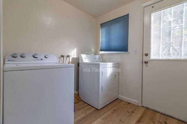 Building Photo - 966 W Mariposa Ave