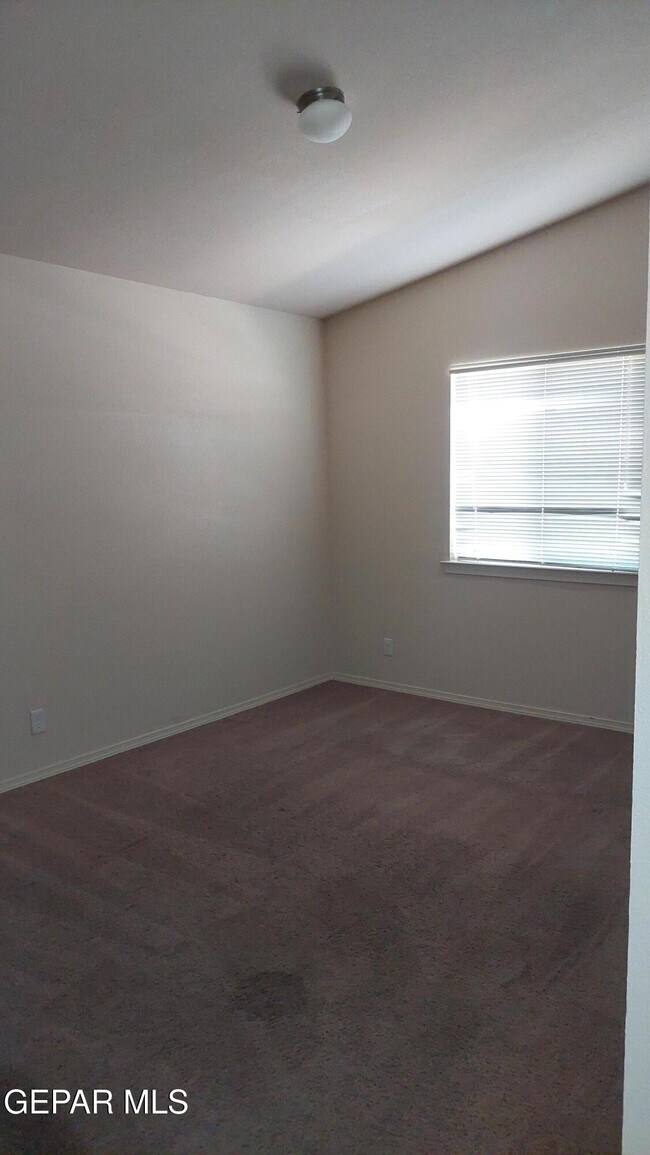 Building Photo - 14235 Russ Leach Ave