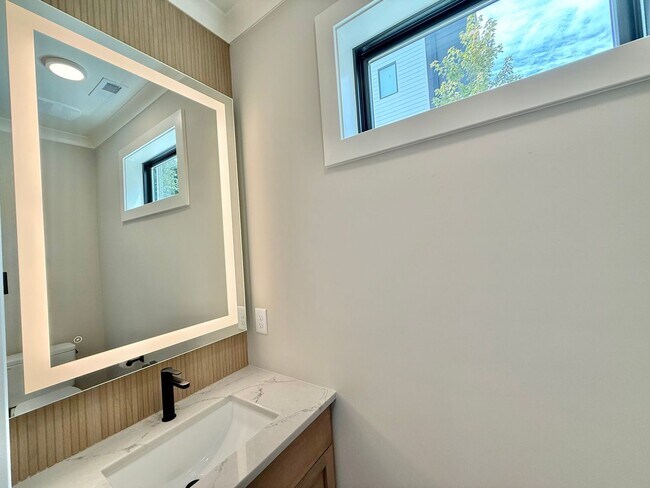 Building Photo - **OFFERING RENT PROMOTION FOR FIRST 6 MONT...