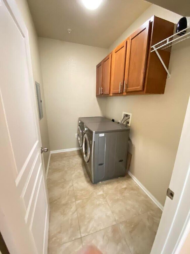 Washer-Dryer Room - 5125 Palm Springs Blvd