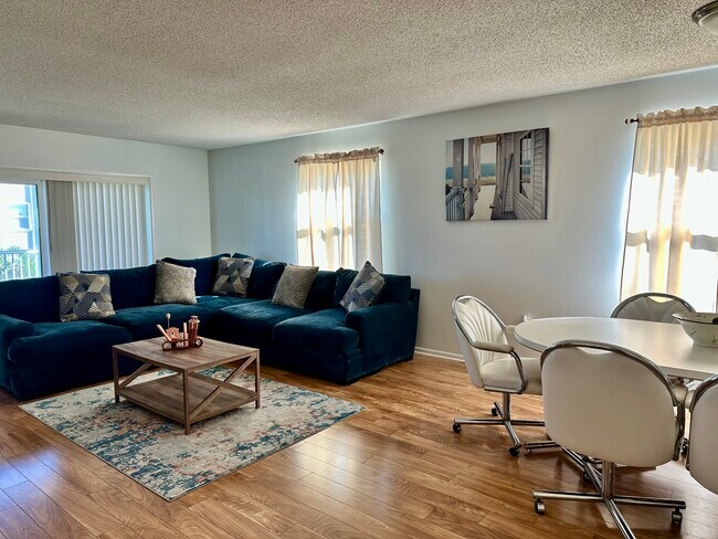 Building Photo - 2936 Lake Shore Dr