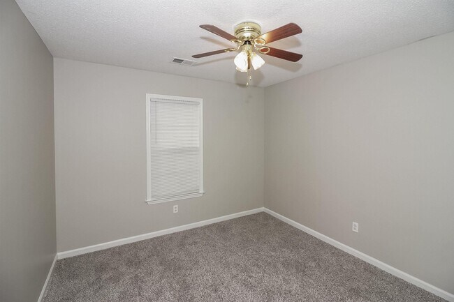 Building Photo - 1086 Trappers Cove