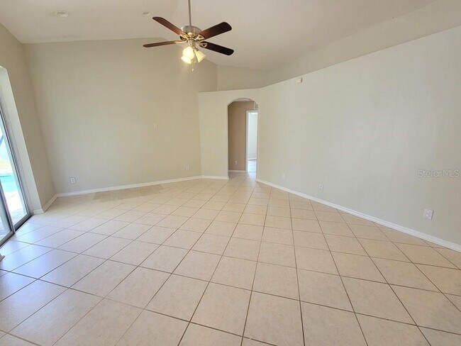 Building Photo - 7916 Roundelay Dr