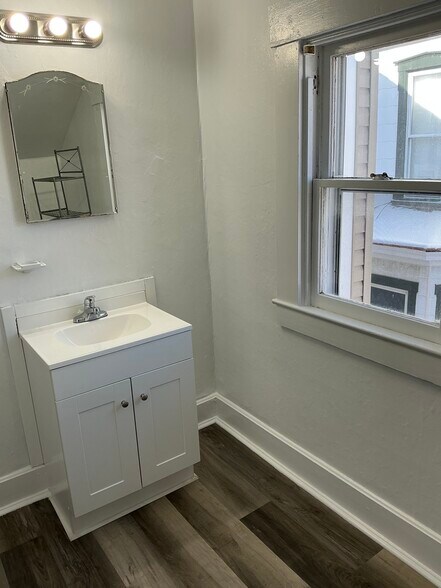 Building Photo - 61 1/2 S 15th St