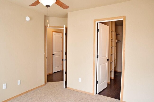 Building Photo - 250 S Slopeside Dr