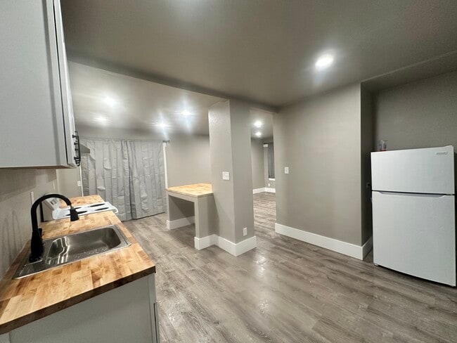 Building Photo - 320 Grant St