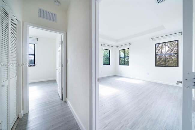 Building Photo - 1928 SW 5th Blvd