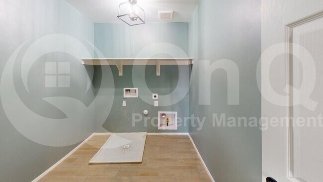 Building Photo - 10587 W Chadwick Dr