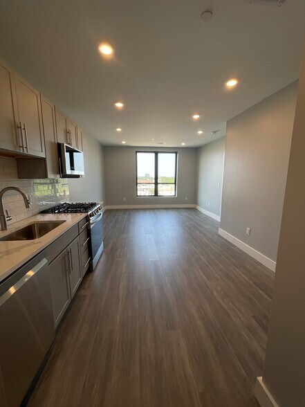 Building Photo - 412 Western Ave