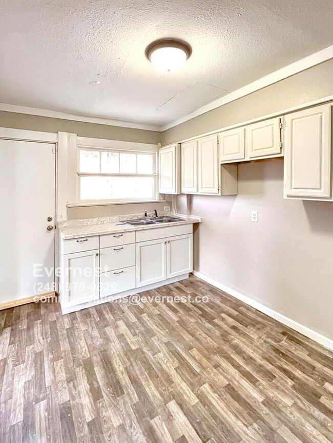 Building Photo - Charming 3-Bedroom Home with Basement and ...