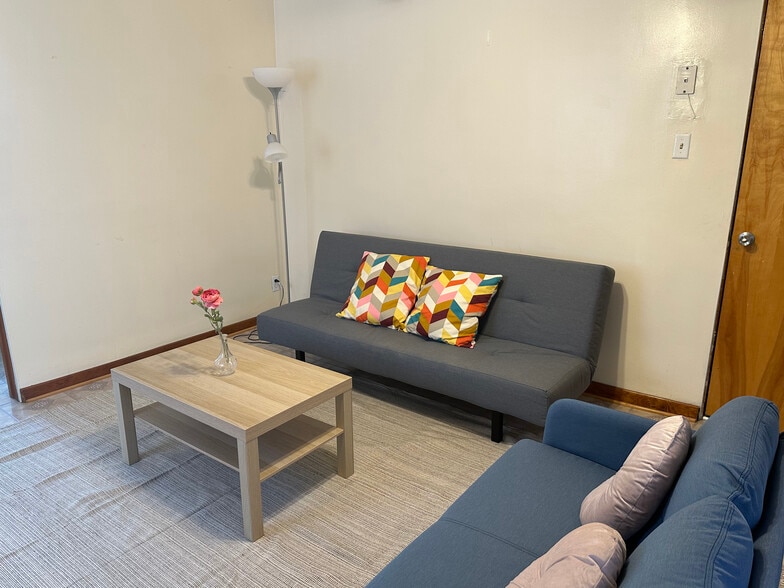 Building Photo - 10 Oakland Sq