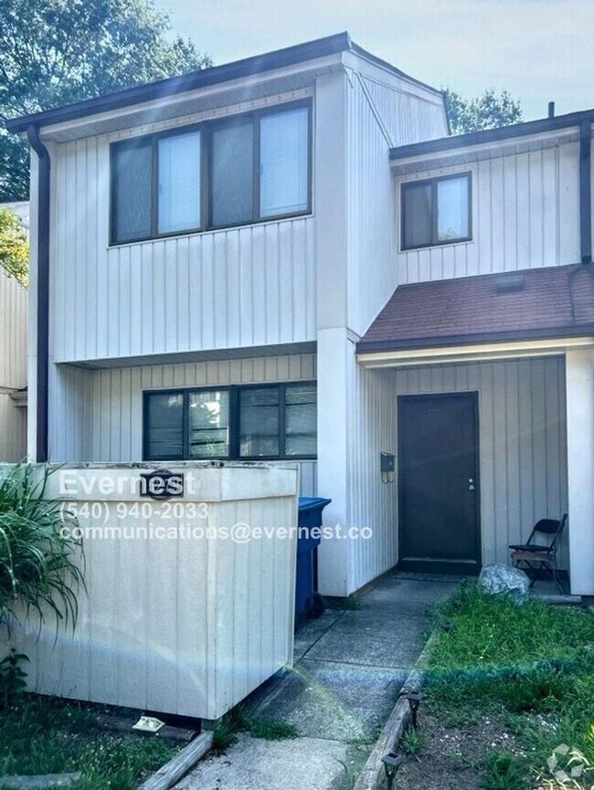 Building Photo - Charming 3-Bedroom Townhome in Prime Locat...