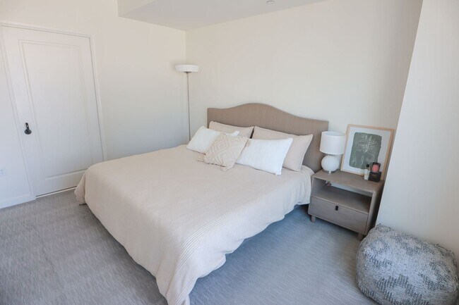 Building Photo - Luxurious Jewel high-rise condo unit; FULL...